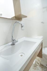 a white sink in a bathroom with a mirror at Casa de Gil do Pão in Lençóis