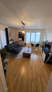 a living room with a couch and a table at Appartement, Calme, Cosy et Balcon in Châteauroux