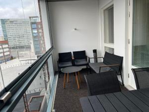 a balcony with chairs and a table on a building at Moderni Kaksio -Huippu sijainti! in Jyväskylä