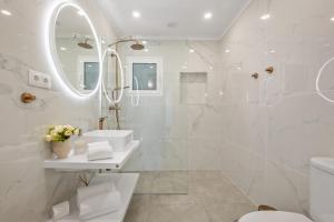 a white bathroom with two sinks and a mirror at Villa Amor Do Mar -180° Sea View, Jacuzzi,Terrace in Funchal +27 photos