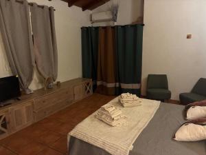 a bedroom with a bed with towels on it at Le fil à eau 2 pièces centre sud in Rivière-Salée +14 photos