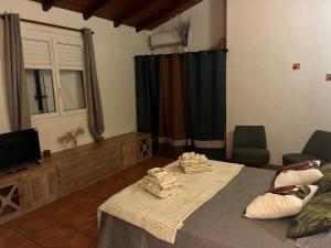 a bedroom with a bed with towels on it at Le fil à eau 2 pièces centre sud in Rivière-Salée