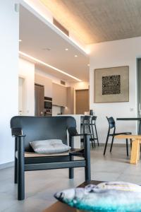 a living room with a bench and a table at Villa Rosemary in Xiropigado