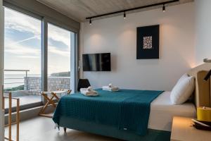 a bedroom with a bed and a large window at Villa Rosemary in Xiropigado
