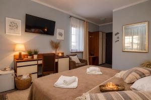 a hotel room with two beds and a desk at WILLA PETRUS - CENTRUM BALKONY WINDA ŚNIADANIA RELAKS I WYGODa in Karpacz