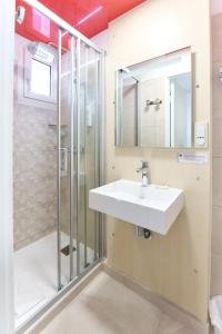 ein Badezimmer mit Waschbecken und Dusche in der Unterkunft The Originals City, Archotel, Sens in Sens