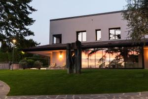 a house with a view of the yard at Villa Bocchi by Geco Vacation Rentals in Negrar
