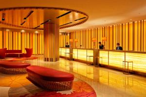 un vestíbulo de un hotel con bar y gente en Sheraton Grande Ocean Resort en Miyazaki