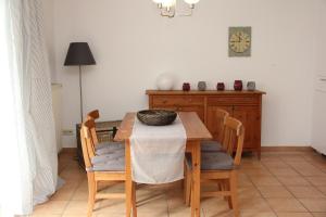 une salle à manger avec une table et des chaises dans l'établissement Ferienwohnung im Haus Katharina, à Lauterbach