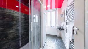 ein Badezimmer mit Dusche, Toilette und Waschbecken in der Unterkunft The Originals City, Archotel, Sens in Sens + 70 Fotos