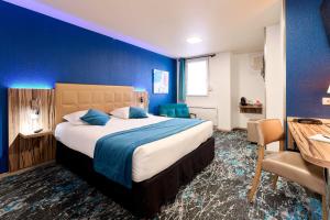 ein Hotelzimmer mit einem Bett und einem Tisch in der Unterkunft The Originals City, Archotel, Sens in Sens