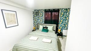 a bedroom with a bed with two towels on it at La Parenthèse Urbaine - T2 Cosy et fonctionnel - Metro 5 Bobigny in Bobigny