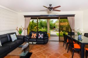 a living room with black furniture and a ceiling fan at Coco Sunset Hills 52 in Coco