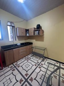 a room with a kitchen with a tile floor at Casa Altos JM in Ananindeua