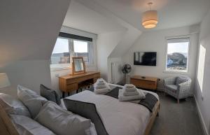 a bedroom with a bed and a couch and a window at Ruadh in Ose