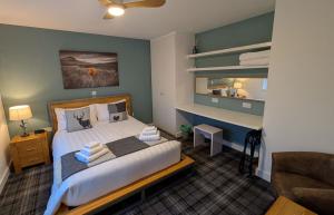 a bedroom with a bed and a desk at Ruadh in Ose