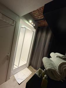 sypialnia z oknem i łóżkiem w pokoju w obiekcie DAILLY studio w mieście Dailly +18 zdjęć