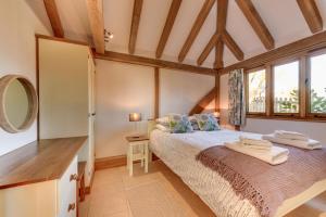 a bedroom with a bed and a window at 2 Bed in Tenterden oc-tn606 in Stone