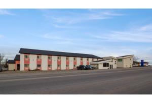 a large building on the side of a street at Motel 6 Kerrobert, SK in Kerrobert