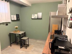 a room with a table and two stools against a wall at Altstadt Quartier Hallenberg - Modernes Ferienappartment in Hallenberg