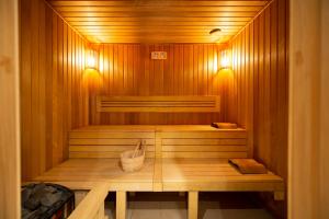 eine Sauna mit einer Bank und einem Eimer darin in der Unterkunft Amsterdam Hotel Pool & SPA in Belgrad + 71 Fotos