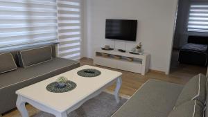 a living room with a couch and a coffee table at Heideperle, Ferienhaus in Schneverdingen