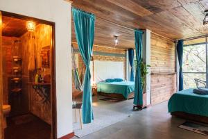 a room with two beds and a window at Pistacho in Minca