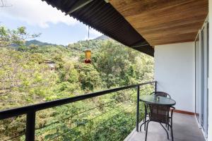 a balcony with a table and a view of the mountains at Pistacho in Minca
