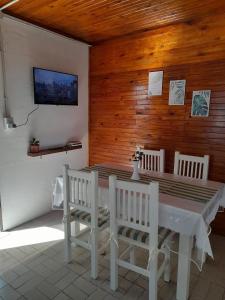 a dining room with a white table and chairs at Ave del Paraíso in Colón +16 photos