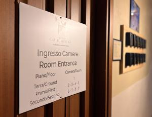ein Schild an der Tür eines Notaufnahmeeingangs in der Unterkunft Capitolium Ad in Brescia + 2 Fotos