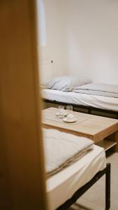 a table with two glasses on it next to a bed at Zentrales Apartment Lichtenfels in Lichtenfels