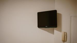 a flat screen tv hanging on a wall at Zentrales Apartment Lichtenfels in Lichtenfels