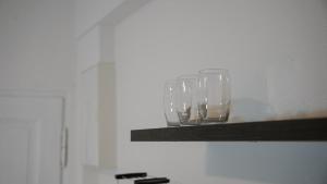 two glasses sitting on a shelf in a wall at Zentrales Apartment Lichtenfels in Lichtenfels