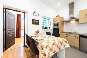 a kitchen and dining room with a table and chairs at Monaco Border - Coquet et Authentique - FM in Beausoleil