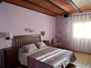 a bedroom with a bed and a window at Can Genis Turismo Rural in Peralada