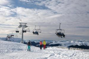 a group of people riding a ski lift on a ski slope at 180 qm Luxus Chalet für Familien und Freunde 6 Personen in Rottach-Egern