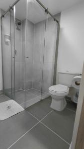 a bathroom with a shower and a toilet at Denier House Fuente de los Rosales - A 5 minutos de Centros Comerciales in Ibagué +20 photos