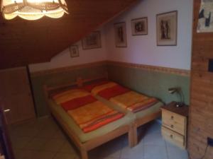 1 Schlafzimmer mit 2 Betten in einem Zimmer in der Unterkunft Rita Vendégszobák in Sopron