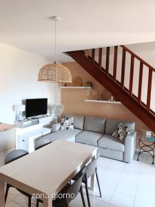 a living room with a couch and a table at Casa nel parco 3 camere 2 bagni 6 ospiti in Luni