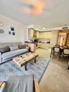 a living room with a couch and a table at El Rincón Azul Benicasim centro in Benicàssim