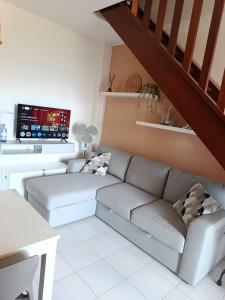 a living room with a couch and a tv at Casa nel parco 3 camere 2 bagni 6 ospiti in Luni
