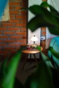 a table with a lamp on it next to a brick wall at Pistacho in Minca +40 photos