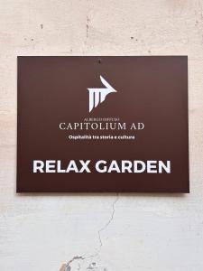 ein Schild für einen Staffelgarten an einer Mauer in der Unterkunft Capitolium Ad in Brescia