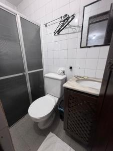ein Badezimmer mit Toilette, Dusche und Waschbecken in der Unterkunft Hotel Pousada Sol Beira-mar in Natal + 43 Fotos