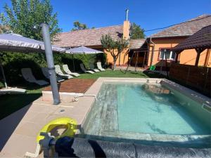 a swimming pool in a yard next to a house at O Mie de Lacuri in Vrata