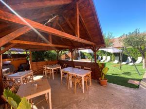 a pavilion with tables and chairs in a yard at O Mie de Lacuri in Vrata