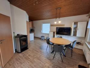 a kitchen and dining room with a table and chairs at Ferienhaus am Mittelberg in Nordhausen