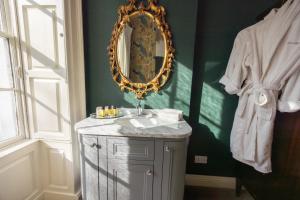 a bathroom with a sink and a mirror at Noan Country House B&B in Cashel