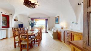 a kitchen and dining room with a table and chairs at Villetta Ginepri in Cannigione