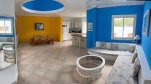 a living room with a blue and yellow wall at Precioso Dpto a 20m de la playa Con Aire Acondicionado en Ambos Dormitorios Club Casablanca in Same